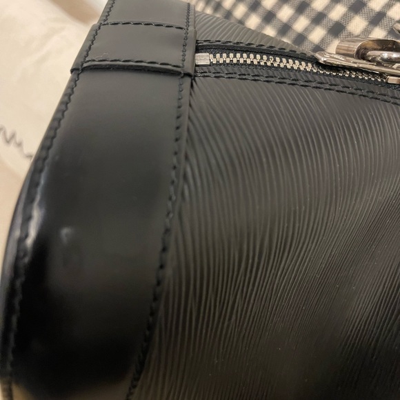 Authentic LV Epi Alma GM with charm - Picture 6 of 14